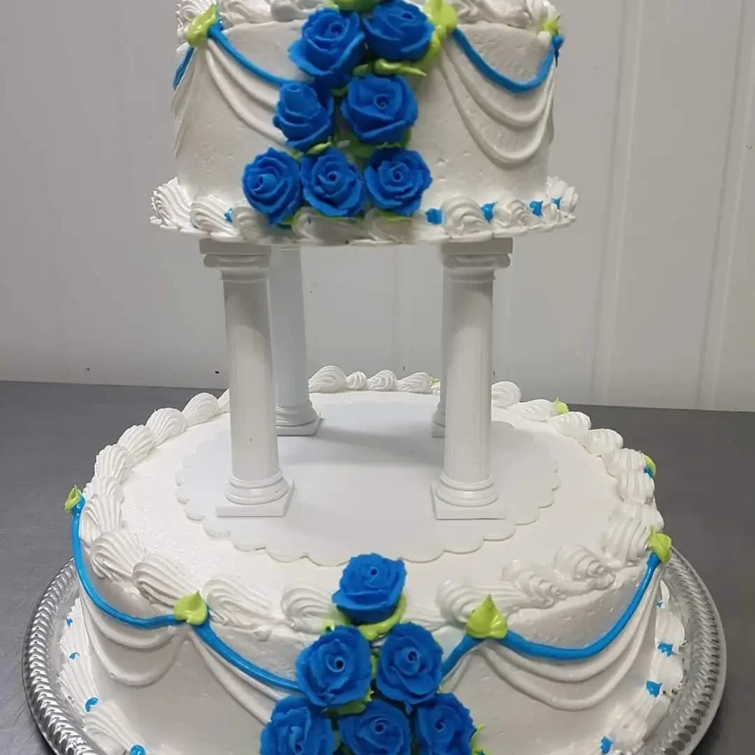 Torta de dos pisos con rosas azules