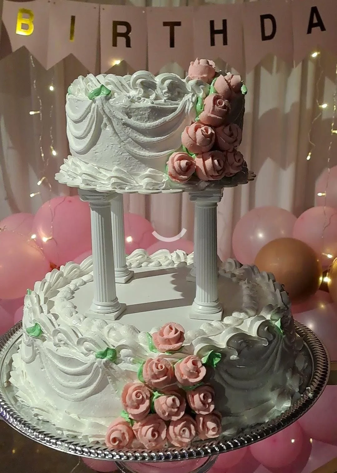 Torta de dos pisos con rosas