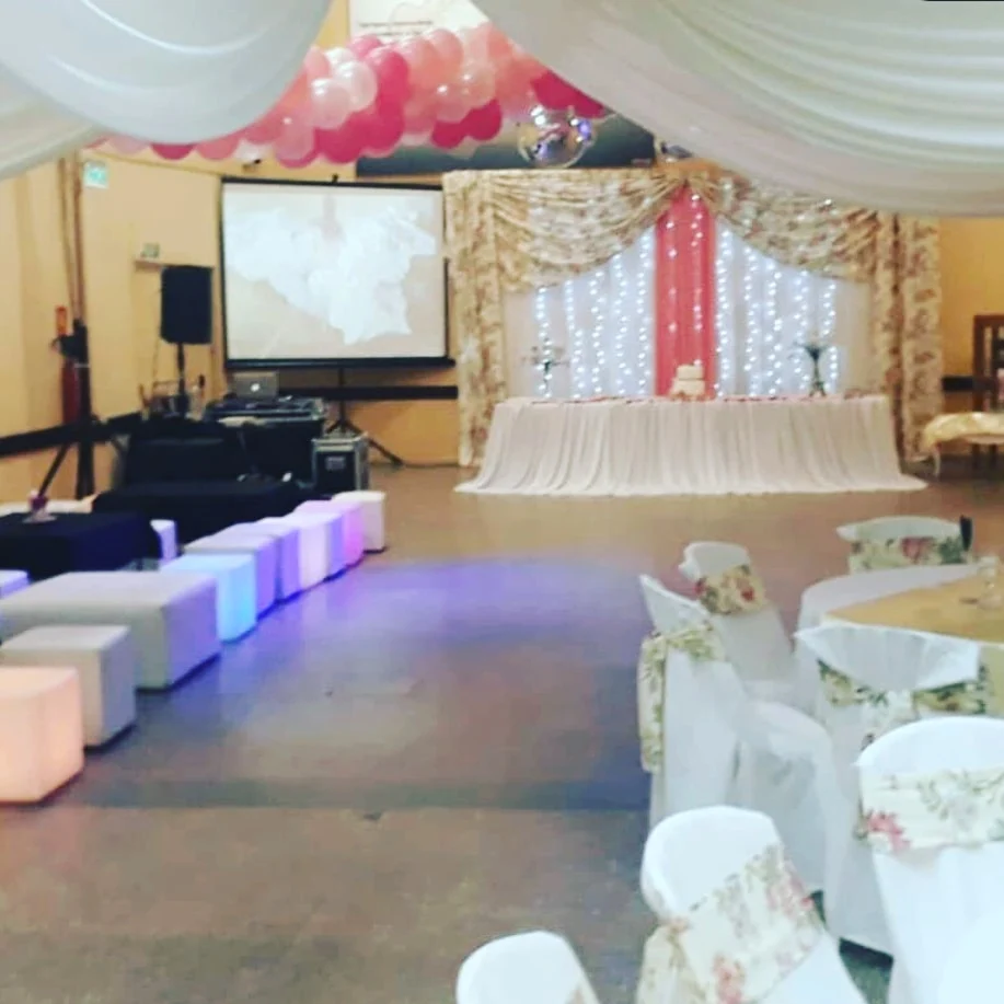 Salón decorado para una celebración