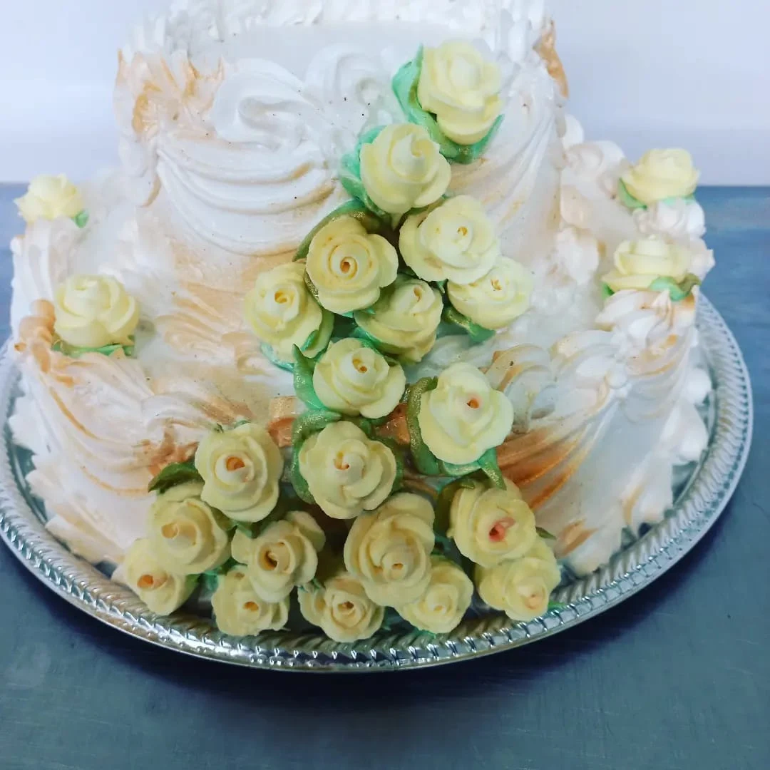 Torta de celebración con rosas