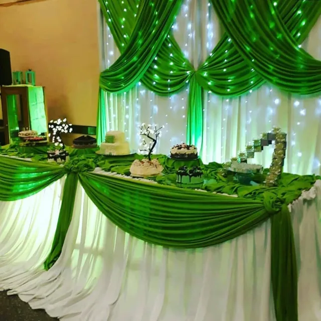 Mesa dulce con decoración verde