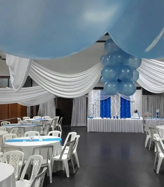 Ambientación de salón en blanco y celeste